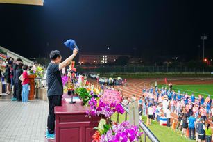 屏科大百年校慶在張金龍校長的帶領下，持續舉辦創意進場競賽及技擊類運動代表隊表演。(屏科大提供)