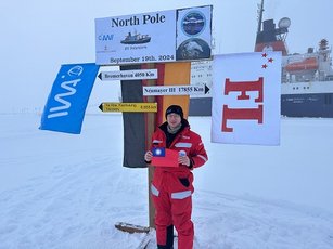 國海院副研究員傅科憲在北緯 90 度北極點(North Pole)留影，北極點距離太平島(國境之南)約 8855 公里。（國家海洋研究院提供）