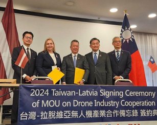 「台灣卓越無人機海外商機聯盟」與「拉脫維亞國防安全產業聯盟」簽署合作備忘錄儀式。（圖／駐拉脫維亞代表處）