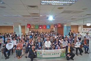 研討會來自22所大專院校師生發表論文，超過200名專家學者與會。(高餐大提供)