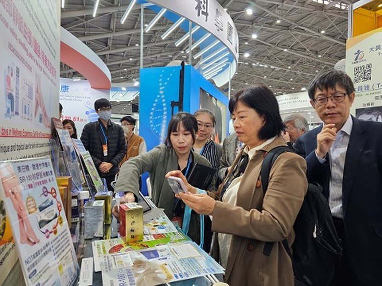 國科會南科管理局林秀貞副局長(右2)參觀德英生技攤位。（國科會南區管理局提供）