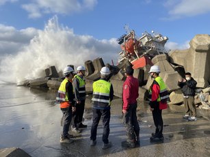 巴拿馬籍「LIQUIDGEN（液態寶石） 」油輪，擱淺在台中港南防沙堤。（台中港務分公司提供）
