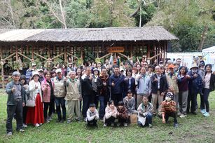 林業保育署嘉義分署觸口自然教育中心8日為園區內「極限節能灶」及「國產材樹屋」揭牌啟用。（林業署嘉義分署提供）