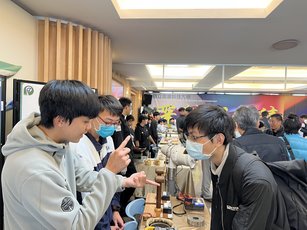 2024年12月11日，澎湖科技大學舉辦高教深耕暨USR計畫成果發表會，吸引熱烈互動與交流。（圖／澎科大提供）