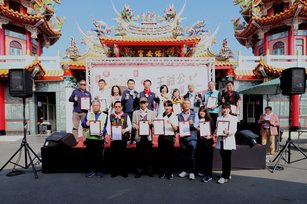 為送暖弱勢團體，中埔啟承文化藝術基金會，15日攜手立委陳冠廷服務處、中埔49庄保安宮以及嘉義縣創新創業協會舉辦愛心園遊會。（中埔啟承文化藝術基金會提供）