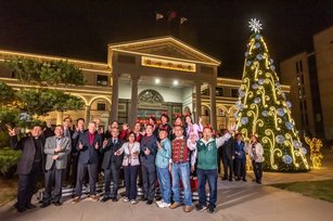 高雄市議長康裕成攜手牧師群及議員們正式點亮聖誕樹，一起為城市與市民的平安與幸福祝禱。（高雄市議會提供）