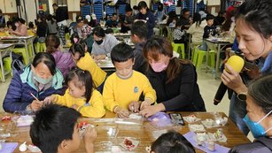 2024年12月19日，澎湖湖西鄉立幼兒園在鄉公所二樓禮堂舉辦冬至親子「捏雞母狗仔」體驗活動。（新唐人）