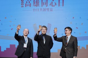 日本台灣交流協會高雄事務所奧正史所長、高雄市副市長李懷仁、日本人會高雄支部三原一晃支部長(左到右)共同舉杯感謝高雄在地日商。(高雄市經發局提供)