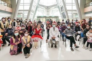 嘉義長庚陪伴病童歡度耶誕 傳遞關懷與祝福（嘉義長庚醫院提供）
