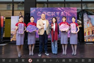 中華航空空品營銷處處長曹志芬（右三）與金色三麥董事長葉冠廷（左三）共同宣布，將在 2025 年 1 月 1 日推出帶有濃郁果香的「花粉假期」，以及成熟茶香的「紫雲漫旅」 兩款酒精調飲。（圖／華航提供）