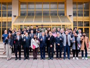 阿曼半導體研習班學員完成在台兩週培訓課程，與出席結業式的外交部鄧盛平公使、國合會李志宏副秘書長、阿曼官員代表等貴賓，及明新科大林啓瑞校長、半導體基地老師合影。（圖／明新科技大學提供）