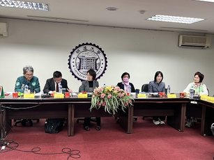 彰化縣長王惠美前往明道大學考察，期待行政院早日通過由縣政府接管，活化明道校園，改造彰南地區的發展。（彰化縣政府提供）