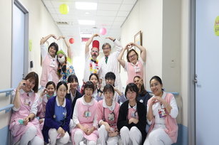 新竹市立馬偕兒童醫院院長楊俊仁(後排右二)偕同兒科護理團隊與紅鼻子醫生一同合影。(新竹市立馬偕兒童醫院 提供)