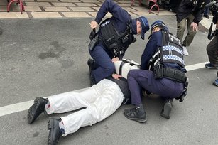 嫌犯企圖逃逸，當場遭到壓制逮捕(彰化分局 提供)