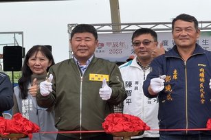 內埔鄉竹圍村多功能活動場域啟用，內埔鄉長鍾慶鎮比六象徵六堆的重要建設(內埔鄉公所 提供)