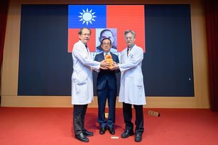 台中榮總辦理院長交接典禮，院長陳適安(左)屆齡退休，新任院長由原臺中榮總副院長傅雲慶(右)榮陞，由退輔會副主任委員傅正誠監交(台中榮總 提供)