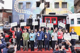 高雄市長陳其邁宣告「百年車站、百年火車」正式啟航。(圖／高雄市政府)