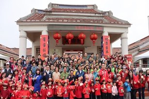 陳市長及高雄市立委、議會團隊，率客家鄉親大小朋友新春祈福及拜年(高雄市客家委員會 提供)