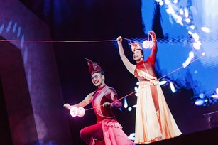 精彩的扯鈴技藝表演，為觀眾帶來不同以往的藝術饗宴。（嘉義縣政府提供）