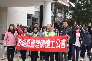 2025年2月23日，澎湖縣長陳光復與議長陳毓仁共同出席「健康台灣全國護理健走日」澎湖場，並肯定護理人員的貢獻。（圖／澎湖縣政府提供）