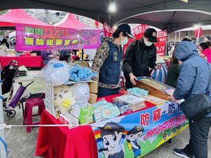 嘉縣民雄警反詐宣導 超人氣「吉依卡哇」超吸睛（民雄分局提供）