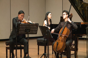 小提琴家蘇顯達、鋼琴家王一幸、大提琴家謝孟軒三位演奏家擔綱表演的「與大師有約Ⅱx蘇顯達」鋼琴三重奏音樂會(台中室內樂集 提供)