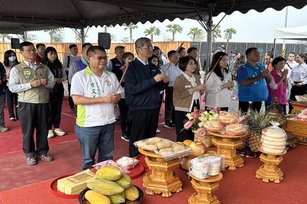 鹽埔漁港貨運碼頭興建工程，屏東縣長周春米舉行動土儀式