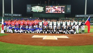 台鋼雄鷹棒球隊曾在去年秋訓及今年春訓期間，派員前往日本進行移地訓練，此次特邀日本職棒的Oisix新潟隊來台進行兩場交流賽，增進友誼並切磋技藝。（高雄市運動發展局提供）