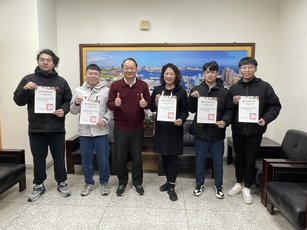 國立澎湖科技大學觀光休閒系四名學生在白如玲教授（右3）帶領下，參加2025啤酒最大盃自釀大賽，勇奪第三名佳績，獲黃有評校長（左3）高度讚賞。（圖／澎科大提供）