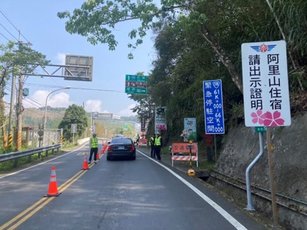 今年的阿里山櫻花季，花季期間的12個假日的上午6時到中午11時，將實施交通管制措施。（嘉義縣警察局提供）