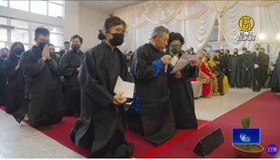 柯文哲未戴戒具奔喪 扁馬前總統現場弔唁