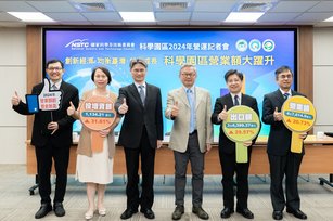 科學園區 2024營運記者會，合影左起為國科會產學處處長林德生、南科管理局局長鄭秀絨、國科會副主委蘇振綱、國科會主委吳誠文、竹科管理局局長陳宗權、中科管理局局長許茂新。（南科管理局提供）