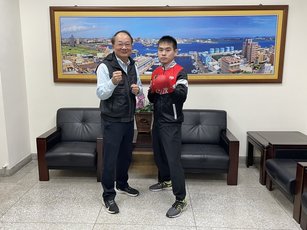 澎科大水產養殖系二年級學生黃詠博，4月將代表台灣出戰東亞青少年空手道錦標賽，校長黃有評勉勵他全力以赴、為國爭光。 （圖／澎科大提供）