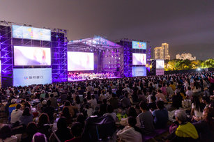 2025年3月15日，《韓劇OST星空交響》草地音樂會在高美館草坡登場，吸引近3000名觀眾席地欣賞。（圖／高雄市政府文化局提供）