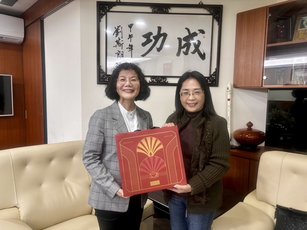 高雄空大陳月端校長（左）致贈紀念品予臺東縣成功鎮謝淑貞鎮長（右）（高雄空中大學提供）
