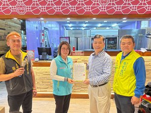 線西靈糧之家頒發感謝狀給縣議員周君綾。(彰化縣議員周君綾辦公室提供)