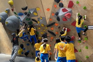 太平國小學童體驗室內攀岩活動，讓學生之間的情感更加緊密，學會在團隊中發揮自身優勢，共同完成目標(太平國小 提供)