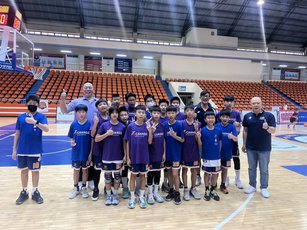 2025全國國民小學籃球錦標賽登場，澎湖縣副議長藍凱元（右1）親赴板橋體育館，為澎湖小將加油打氣。（圖／澎湖縣副議長藍凱元服務處提供）