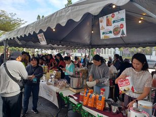 嘉義新住民朋友設攤分享異國故事、美食品嚐等活動，並介紹各國兒童節的傳統與慶祝方式，讓孩子們親身感受不同國家的文化習俗與節慶特色。(嘉義市政府提供)（資料照）