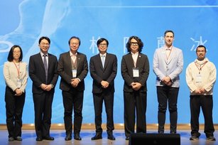 高雄市長陳其邁與「解凍格陵蘭」葛望平團長、日月光集團、碳權交易所代表及主講學者專家IPCC冰川科學家William Colgan教授與因紐特獵人協會主席Olennguaq Kristensen出席(高雄市政府 提供)