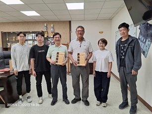 國立屏東大學文化創意產業學系畢業成果展開幕，由師生共同完成的《長治鄉志》公開展出。（國立屏東大學提供）