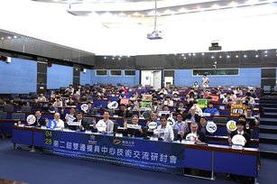 岐阜大學由「先進模具工程與技術中心」吉田佳典主任代表率領5位學者來台參與交流，台灣部分則由機電系講座教授林栢村率領「前瞻金屬成形技術研究發展中心」研發團隊共同與惠。（高雄科技大學提供）