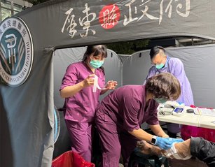 護理師協助街友包紮傷口（屏東縣政府提供）