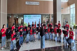 新竹縣新湖國小演奏「讓愛傳出去」等多首歌曲，深深感動在場每位病人與家屬的心（臺大醫院新竹臺大分院 提供）