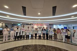 彰化縣衛生局副局長蕭惠玲、彰化醫院院長曾孔彥及彰化縣防癌協會理事楊玉隆、理事黃啟民及總幹事張靜文等人，在場同聲呼籲民眾踴躍參與癌篩(彰化醫院 提供)