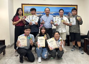 澎科大校長黃有評接見參加《2025馬來西亞世界廚藝大賽》與《2025中華奧林匹克盃美業交流競技暨美饌藝術美學競賽》獲獎學生，讚揚其展現國際競爭力。（圖／澎科大提供）