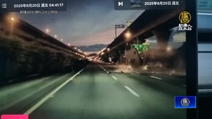 驚險畫面！國道駕駛下車示警 大貨車閃避翻滾多圈