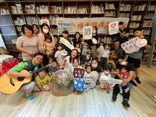 「2025客家悅讀節」登場，以「繪本陪伴來作客」為主題，透過故事、手作、歌謠與食育活動，讓親子在生活中自然親近客家語言與文化。（圖／高雄市客家文化事務基金會提供）