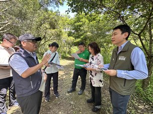 立委陳冠廷邀集立委蔡易餘、西拉雅風管處處長許主龍、中埔鄉長李碧雲等單位，實地踏勘沄水地區，評估泥漿溫泉與周邊森林資源整合可行性。（蔡易餘服務處提供）
