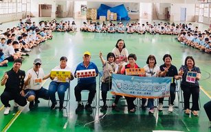 屏東「少年警覺劇坊」號稱「千歲團志工」，是由年齡加起來破千的屏東少年隊志工阿姨阿伯們組成，親切和藹的氛圍拉近學生的距離，也給學生深刻的反詐反毒印象。(屏東少年輔導委員會提供)